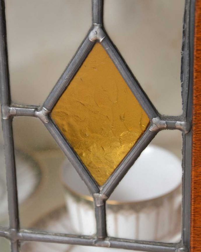 アンティークのキャビネット　アンティーク家具　ウォルナット材の英国アンティーク家具、ガラスキャビネット（飾り棚）。アンティークらしい装飾が魅力やっぱりアンティークらしいデザインが魅力。(q-1485-f)