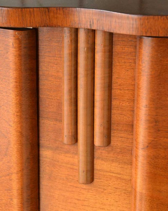 アンティークのキャビネット　アンティーク家具　ウォルナット材の英国アンティーク家具、ガラスキャビネット（飾り棚）。惚れ惚れしちゃう美しさこんなに堅い無垢材に一体どうやって彫ったんだろう？と不思議になるくらい細かい彫にうっとりです。(q-1485-f)