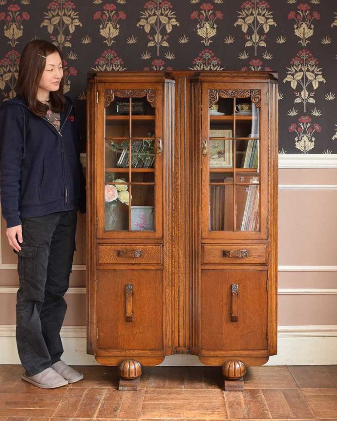 アンティークのキャビネット アンティーク家具 重厚感のある英国アンティーク家具、イギリスのブックケース(本棚)。英国らしい堂々とした風格のあるガラスキャビネット重厚感ある佇まいで、落ち着いた雰囲気を演出してくれる英国のキャビネット。(q-1486-f)
