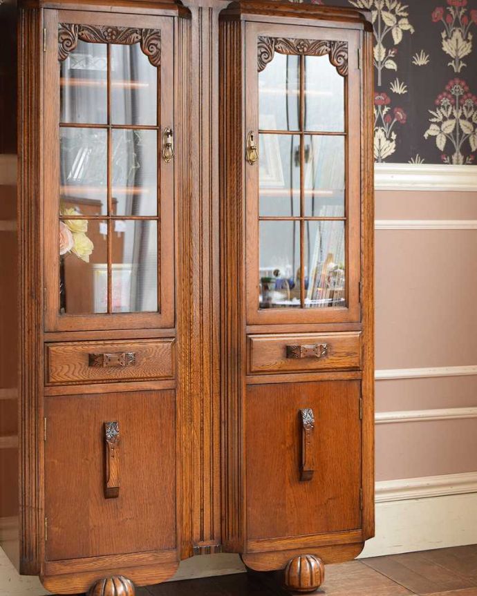 アンティークのキャビネット アンティーク家具 重厚感のある英国アンティーク家具、イギリスのブックケース(本棚)。ガラス越しに中をのぞいてみると・・・アンティークのガラスを通して中に入っているものを見ると、なんだかちょっと高級に見えるんです。(q-1486-f)