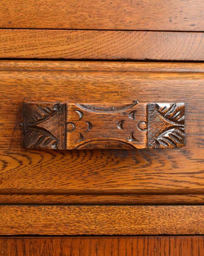 アンティークのキャビネット アンティーク家具 重厚感のある英国アンティーク家具、イギリスのブックケース(本棚)。英国らしいドッシリ感アンティーク家具は取っ手もカッコイイんです。(q-1486-f)