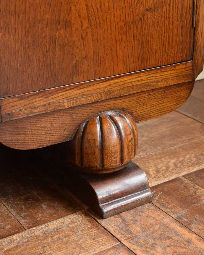 アンティークのキャビネット アンティーク家具 重厚感のある英国アンティーク家具、イギリスのブックケース(本棚)。女性1人でラクラク運べちゃう仕掛けHandleのアンティークは、脚の裏にフェルトキーパーをお付けしています。(q-1486-f)