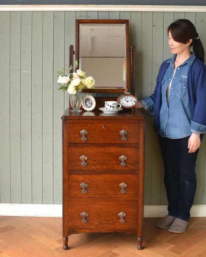 アンティークのドレッサー　アンティーク家具　細身のデザインがめずらしい英国のアンティークのドレッシングチェスト 。大きな鏡を見る度に毎日が楽しくなるドレッシングチェストミラーが付いた女性のための家具ドレッシングチェスト。(q-1487-f)