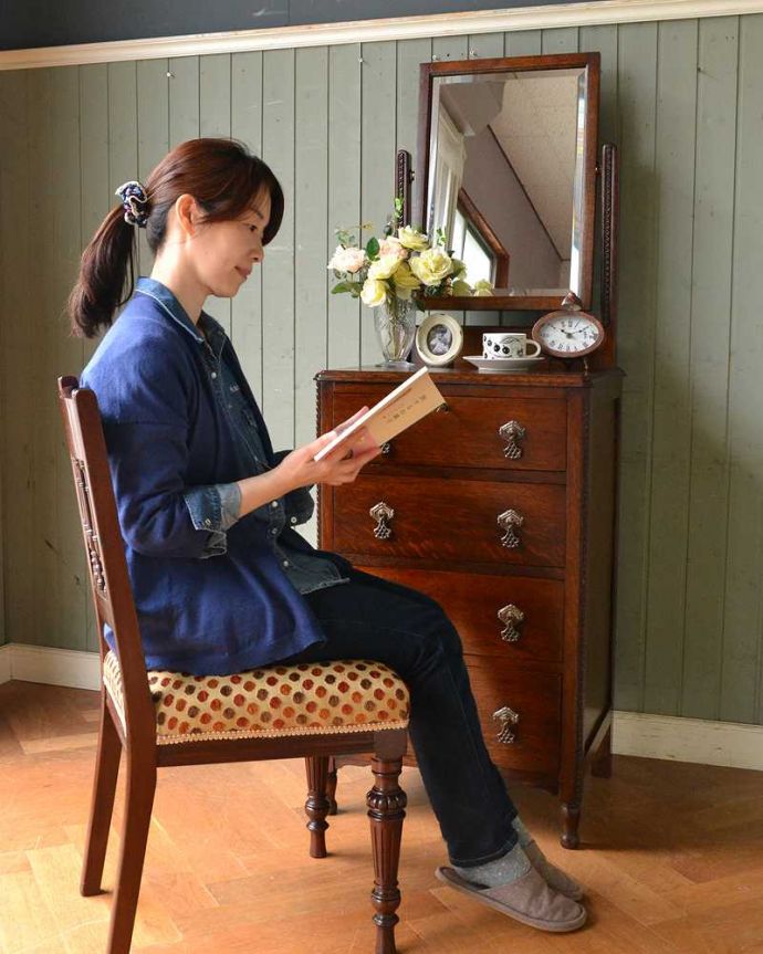 アンティークのドレッサー　アンティーク家具　細身のデザインがめずらしい英国のアンティークのドレッシングチェスト 。自分だけの場所で過ごす自分だけの時間女性にとって特別な場所だから、ここに座っているだけでなんだかワクワクしちゃうんです。(q-1487-f)