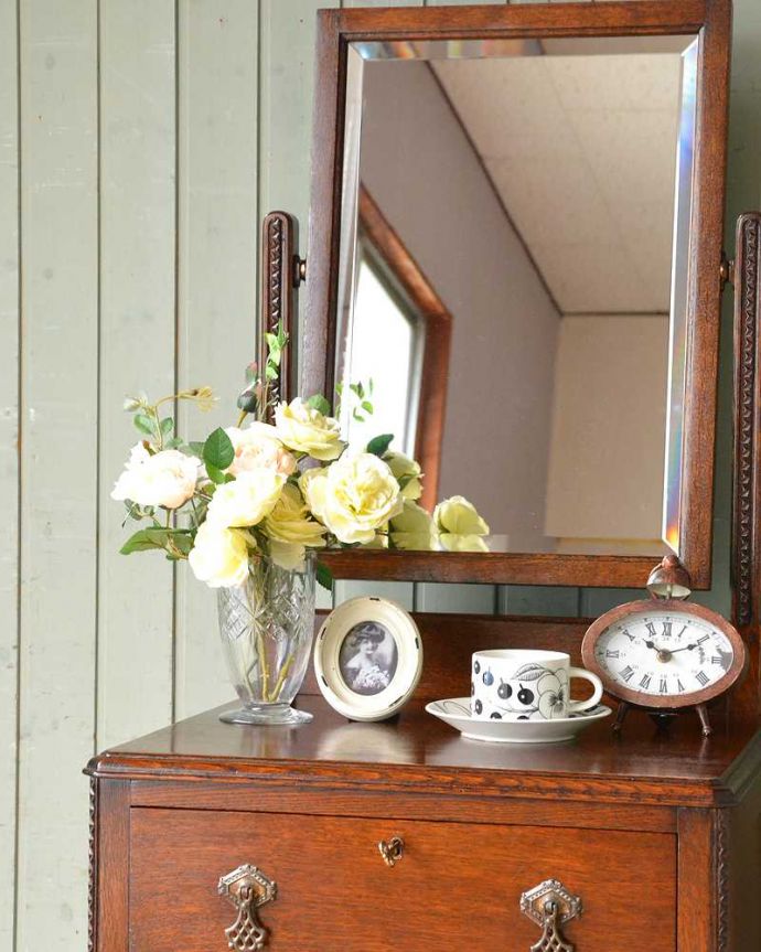 アンティークのドレッサー　アンティーク家具　細身のデザインがめずらしい英国のアンティークのドレッシングチェスト 。英国アンティークが持つ素材の華やかさ木目の美しさが際立つ英国アンティークらしいドレッシングチェスト。(q-1487-f)