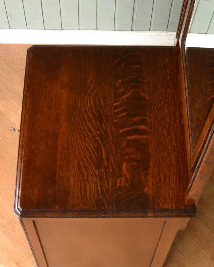 アンティークのドレッサー　アンティーク家具　細身のデザインがめずらしい英国のアンティークのドレッシングチェスト 。上から見てみると･･･アンティーク家具専門の職人がピッカピカにお直ししました。(q-1487-f)