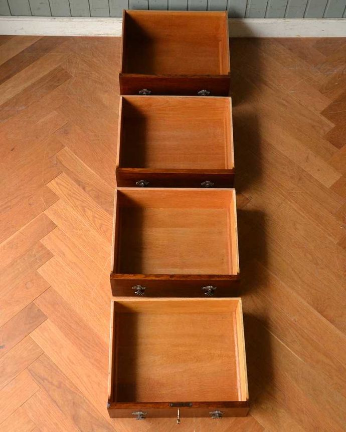 アンティークのドレッサー　アンティーク家具　細身のデザインがめずらしい英国のアンティークのドレッシングチェスト 。引き出しの中もキレイに修復しました収納としても使えるよう、もちろん引き出しの中も職人がキレイにお直ししました。(q-1487-f)