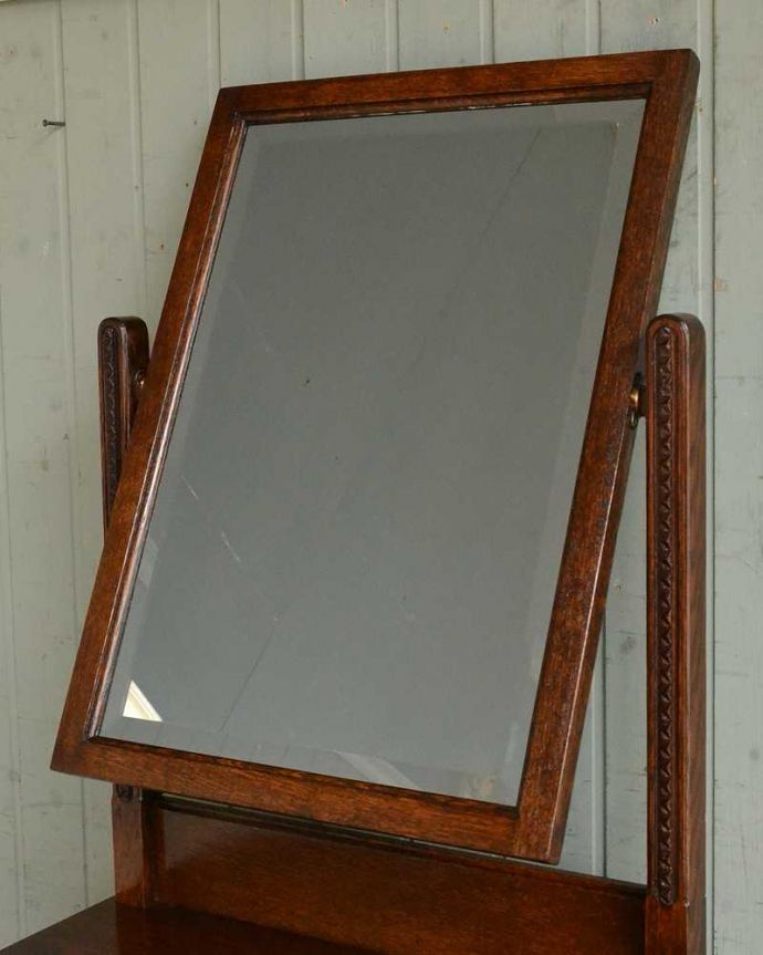 アンティークのドレッサー　アンティーク家具　細身のデザインがめずらしい英国のアンティークのドレッシングチェスト 。お部屋も広く見せてくれます身だしなみを整えるのはもちろん、大きな鏡はお部屋を広く見せる効果があります。(q-1487-f)