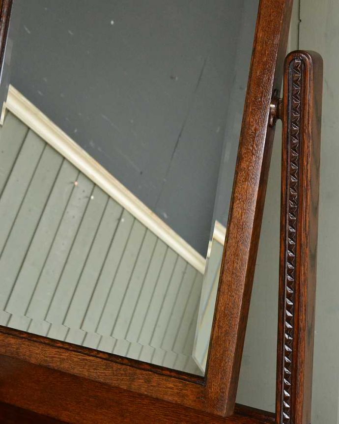 アンティークのドレッサー　アンティーク家具　細身のデザインがめずらしい英国のアンティークのドレッシングチェスト 。新しいミラーでお届けしますこちらは新しいミラーに交換しました。(q-1487-f)