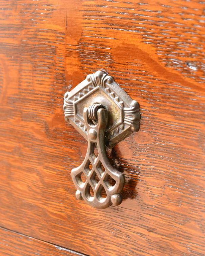 アンティークのドレッサー　アンティーク家具　細身のデザインがめずらしい英国のアンティークのドレッシングチェスト 。アンティークらしい素敵な取っ手味わい深いアンティークらしい取っ手のデザインからも時間の流れが感じられます。(q-1487-f)