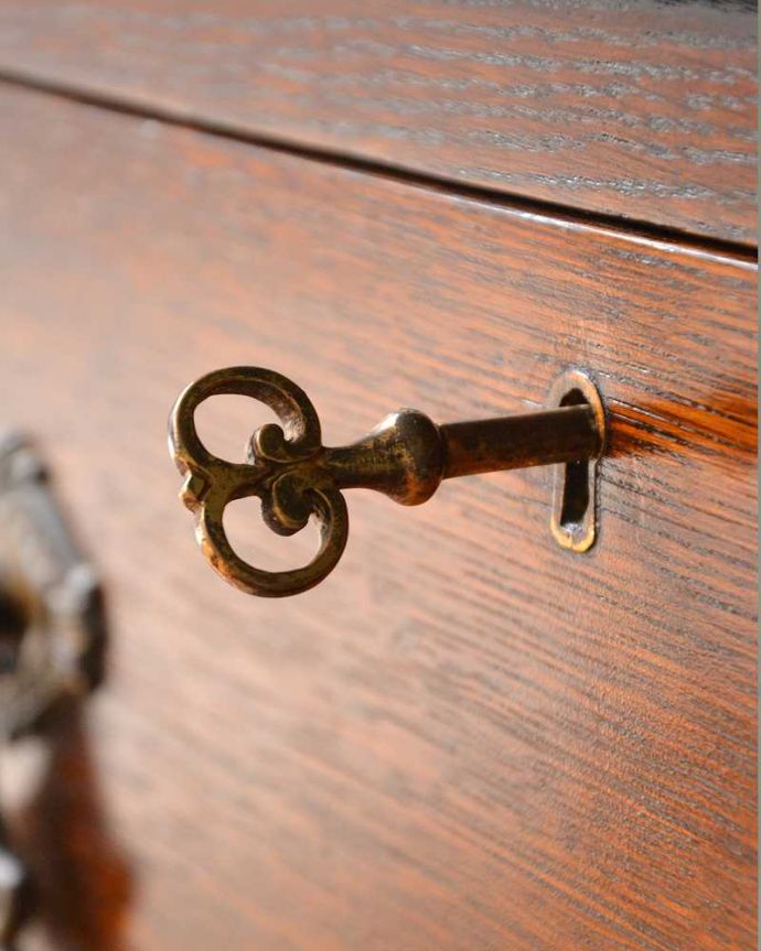 アンティークのドレッサー　アンティーク家具　細身のデザインがめずらしい英国のアンティークのドレッシングチェスト 。大切なものを収納できますおとぎ話に出てくるようなカギも使えるように修復しました。(q-1487-f)