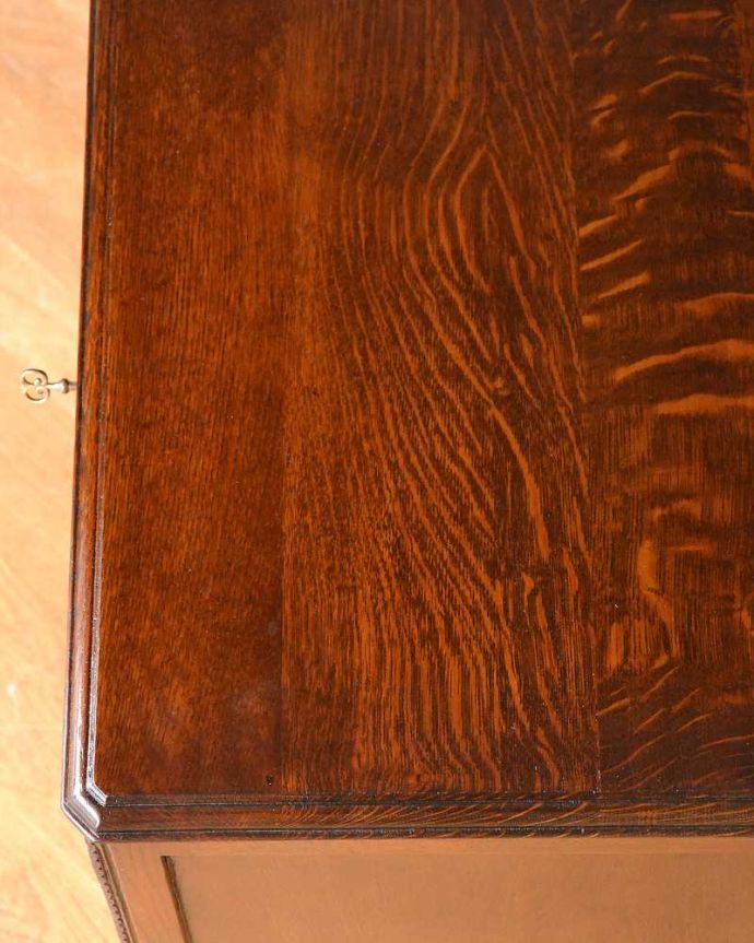 アンティークのドレッサー　アンティーク家具　細身のデザインがめずらしい英国のアンティークのドレッシングチェスト 。天板の塗装もキレイ近づいてみると、ピッカピカでキレイに仕上げた天板の塗装。(q-1487-f)