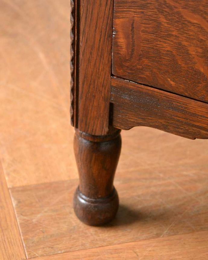 アンティークのドレッサー　アンティーク家具　細身のデザインがめずらしい英国のアンティークのドレッシングチェスト 。女性1人でラクラク運べちゃう仕掛けHandleのアンティークは、脚の裏にフェルトキーパーをお付けしています。(q-1487-f)