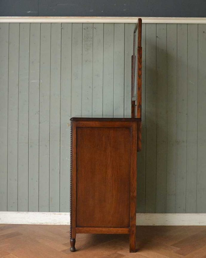 アンティークのドレッサー　アンティーク家具　細身のデザインがめずらしい英国のアンティークのドレッシングチェスト 。横から見てもステキもちろん横から見られてもいいようにしっかり修復してあります。(q-1487-f)