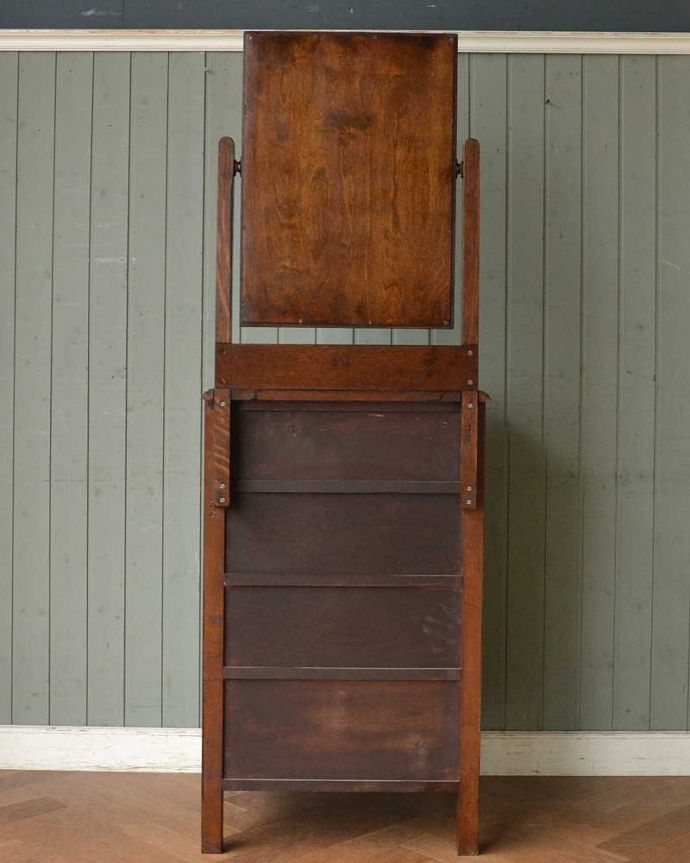 アンティークのドレッサー　アンティーク家具　細身のデザインがめずらしい英国のアンティークのドレッシングチェスト 。もちろん、後ろ姿もキレイです。(q-1487-f)