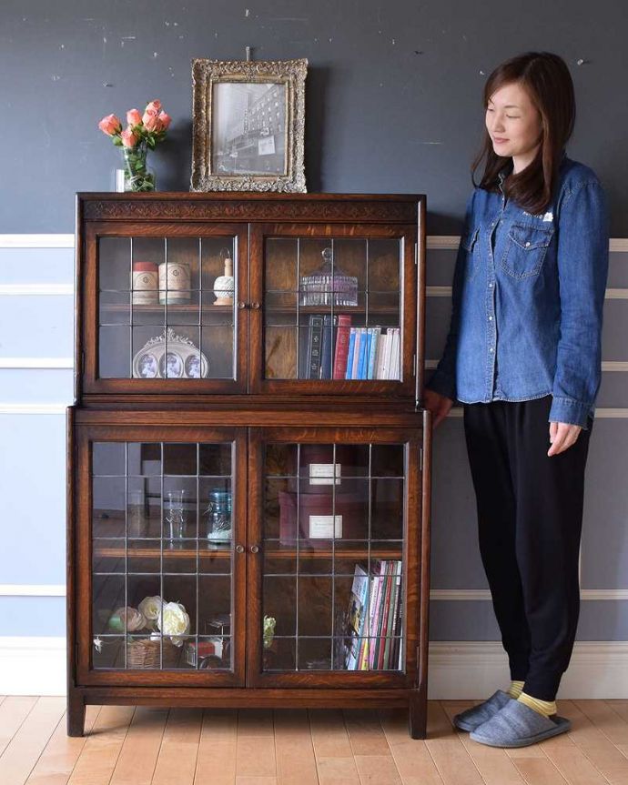 アンティークのキャビネット　アンティーク家具　美しい英国アンティーク家具、ガラス扉がお洒落なブックケース（ガラスキャビネット）。ステンドグラスの扉が美しいキャビネット扉がステンドグラスになっているから、キャビネットとステンドグラスの両方を一気に手に入れることが出来ちゃうんです。(q-1488-f)