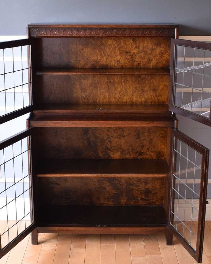 アンティークのキャビネット　アンティーク家具　美しい英国アンティーク家具、ガラス扉がお洒落なブックケース（ガラスキャビネット）。扉を開けた内側はこんな感じですキャビネットの中も職人がしっかり修復したのでキレイです。(q-1488-f)