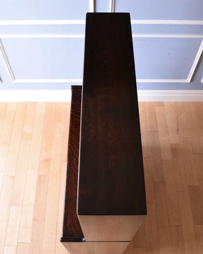 アンティークのキャビネット　アンティーク家具　美しい英国アンティーク家具、ガラス扉がお洒落なブックケース（ガラスキャビネット）。天板もキレイに仕上げました。(q-1488-f)