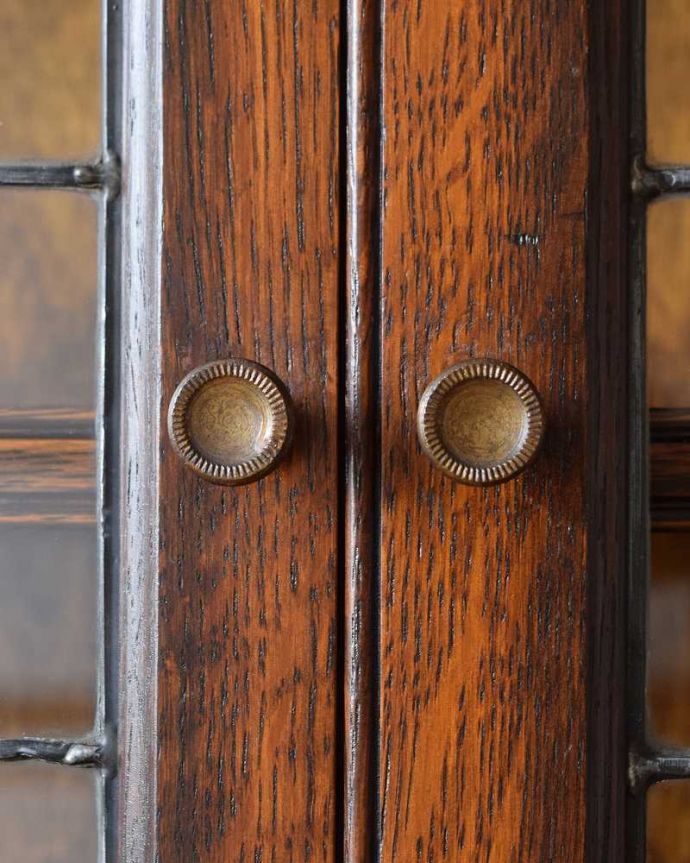 アンティークのキャビネット　アンティーク家具　美しい英国アンティーク家具、ガラス扉がお洒落なブックケース（ガラスキャビネット）。開ける度にワクワク･･･取っ手もアンティークらしいデザイン。(q-1488-f)