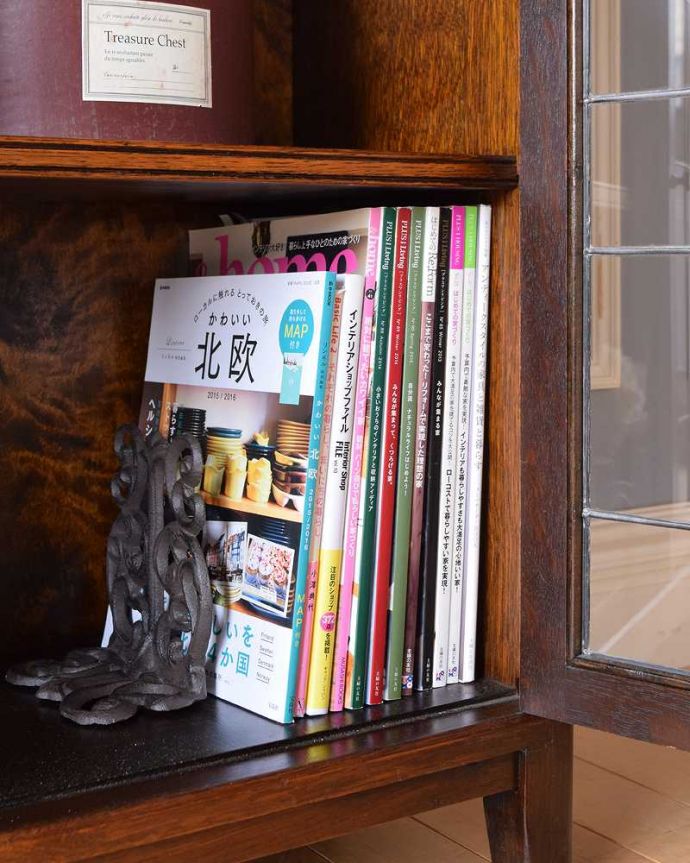 アンティークのキャビネット　アンティーク家具　美しい英国アンティーク家具、ガラス扉がお洒落なブックケース（ガラスキャビネット）。扉の中は収納たっぷりA4サイズの雑誌までしっかり収納出来ちゃう大きさ。(q-1488-f)