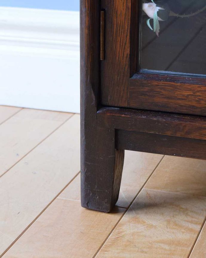 アンティークのキャビネット　アンティーク家具　美しい英国アンティーク家具、ガラス扉がお洒落なブックケース（ガラスキャビネット）。女性１人でもラクに運べちゃうヒミツHandleのアンティークは、脚の裏にフェルトキーパーをお付けしているので、床を滑らせれば女性でも移動がカンタンに出来ます！ご安心下さい。(q-1488-f)