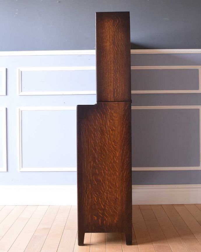 アンティークのキャビネット　アンティーク家具　美しい英国アンティーク家具、ガラス扉がお洒落なブックケース（ガラスキャビネット）。横から見てもステキもちろん横もキレイに修復していますので、横顔だって美しいんです。(q-1488-f)