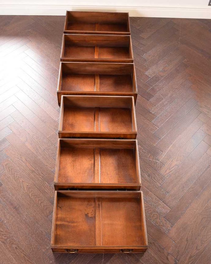 アンティークのチェスト アンティーク家具 ウォルナット材を贅沢に使用したアンティーク家具、チェストオンチェスト(6段)。もちろん、キレイに修復しました。(q-1489-f)