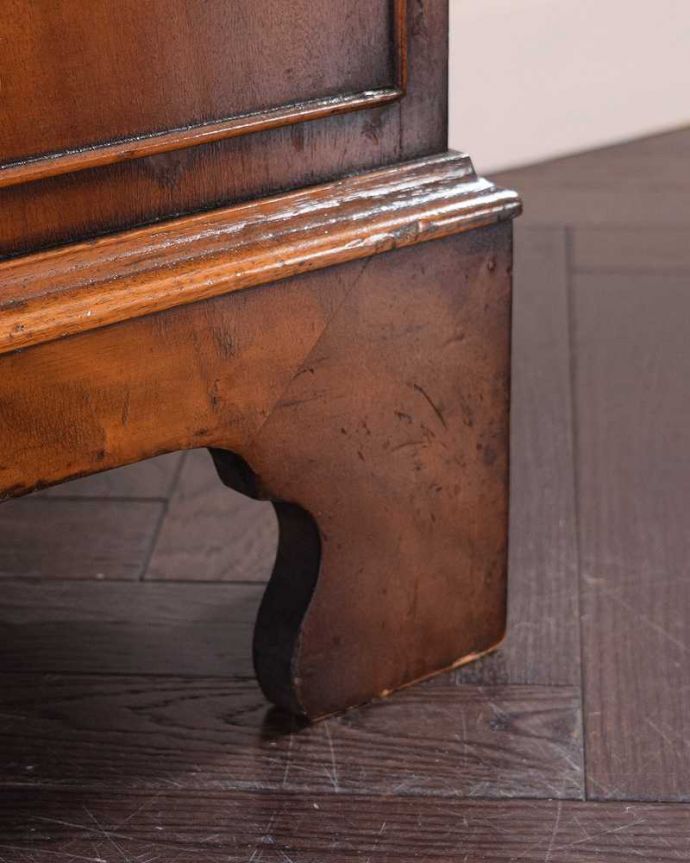 アンティークのチェスト アンティーク家具 ウォルナット材を贅沢に使用したアンティーク家具、チェストオンチェスト(6段)。女性1人でラクラク運べちゃう仕掛けHandleのアンティークは、脚の裏にフェルトキーパーをお付けしています。(q-1489-f)