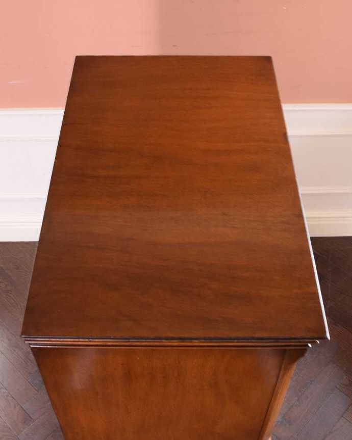 アンティークのチェスト アンティーク家具 ウォルナット材を贅沢に使用したアンティーク家具、チェストオンチェスト(6段)。何を置こうかな・・・?チェストを形を上から見るとこんな感じです。(q-1489-f)