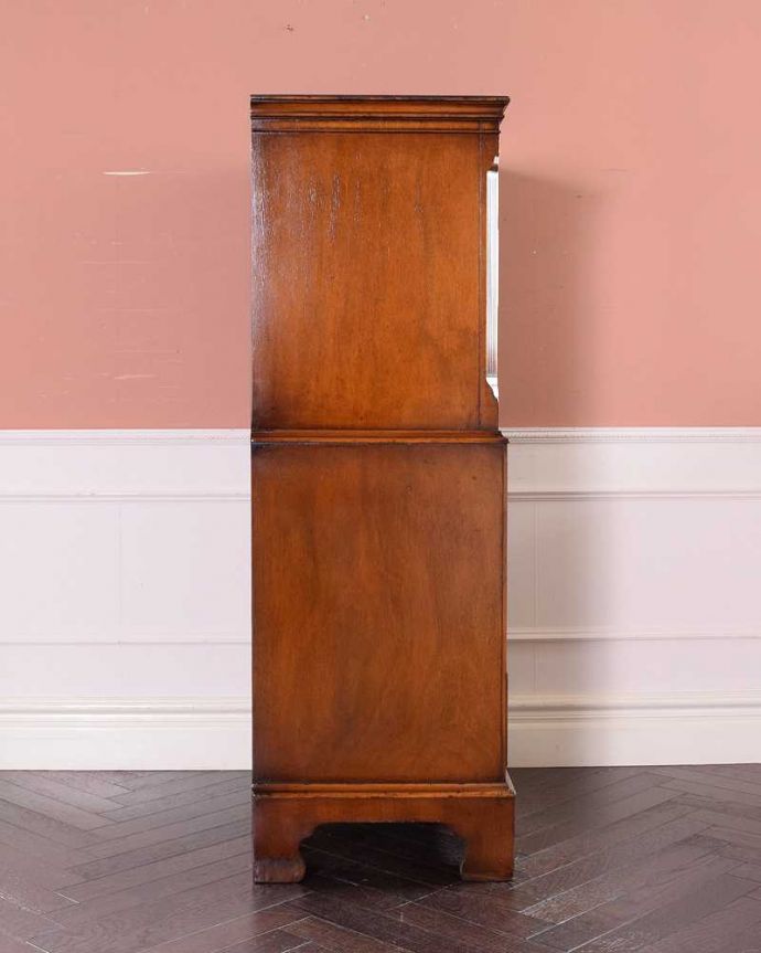 アンティークのチェスト アンティーク家具 ウォルナット材を贅沢に使用したアンティーク家具、チェストオンチェスト(6段)。横顔も美しく!こんな風に見えますもちろん、横側もキレイに修復しているので、横顔もキレイです。(q-1489-f)