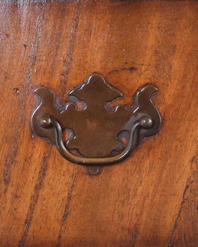 アンティークのチェスト アンティーク家具 ウォルナット材を贅沢に使用したアンティーク家具、チェストオンチェスト(6段)。開ける度にワクワクする取っ手アンティークらしいデザインの取っ手をそっと引っ張って中を開けるたびに、宝箱を開けている気分です。(q-1489-f)