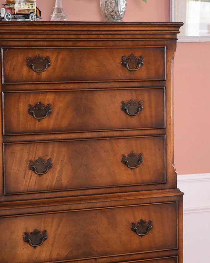 アンティークのチェスト アンティーク家具 ウォルナット材を贅沢に使用したアンティーク家具、チェストオンチェスト(6段)。木目のツヤツヤ感。(q-1489-f)