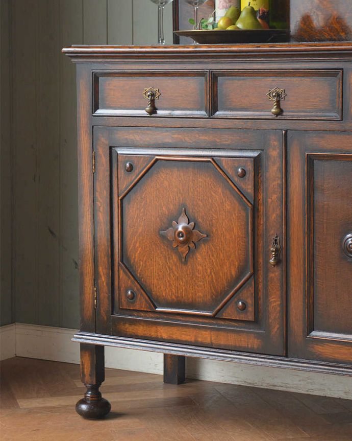 アンティークのキャビネット　アンティーク家具　英国ならではの重厚感のあるアンティーク家具、オーク材のミラーバックサイドボード。見た目の美しさとたっぷりの収納力が魅力もともとダイニングでサーブ用の家具として造られた英国らしいアンティーク家具。(q-1490-f)