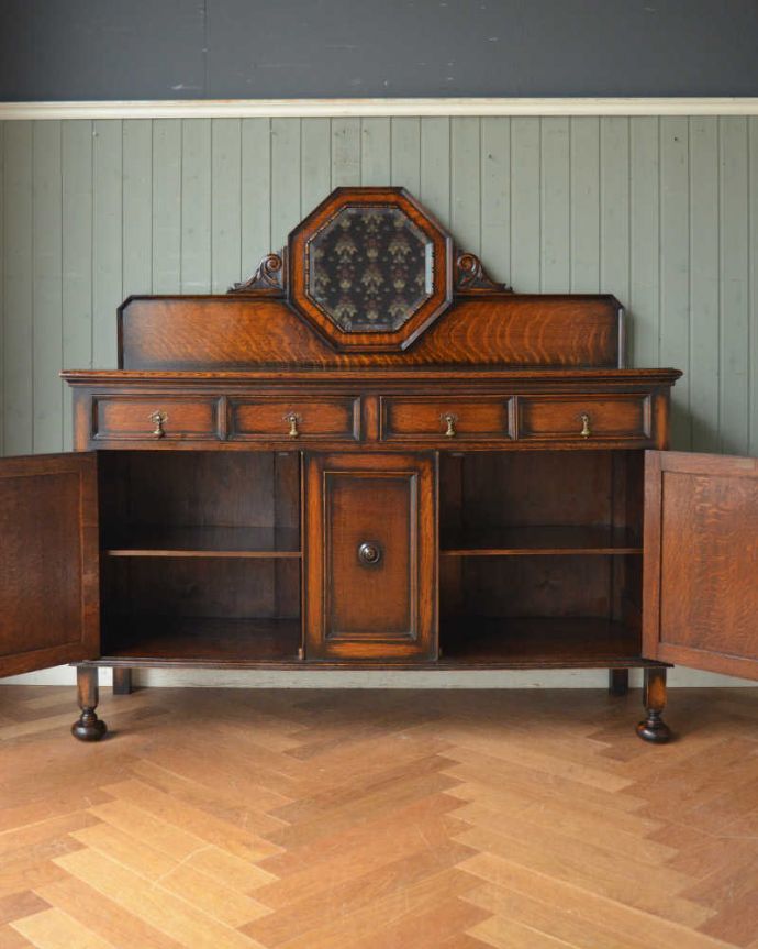 アンティークのキャビネット　アンティーク家具　英国ならではの重厚感のあるアンティーク家具、オーク材のミラーバックサイドボード。扉を開けて中を見てみると･･･扉の中の収納はこんな感じになっています。(q-1490-f)