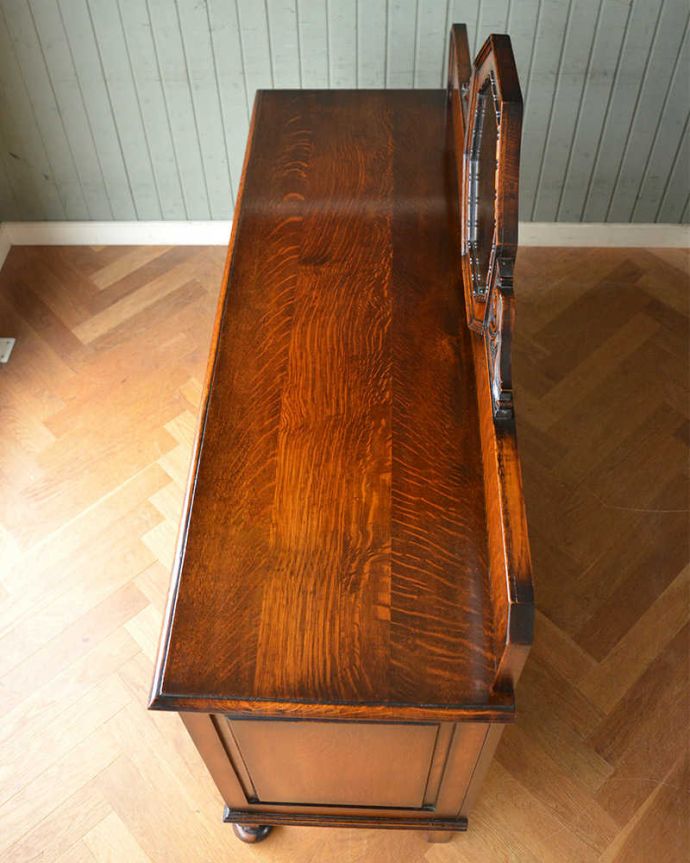 アンティークのキャビネット　アンティーク家具　英国ならではの重厚感のあるアンティーク家具、オーク材のミラーバックサイドボード。天板もしっかりキレイに修復しました。(q-1490-f)