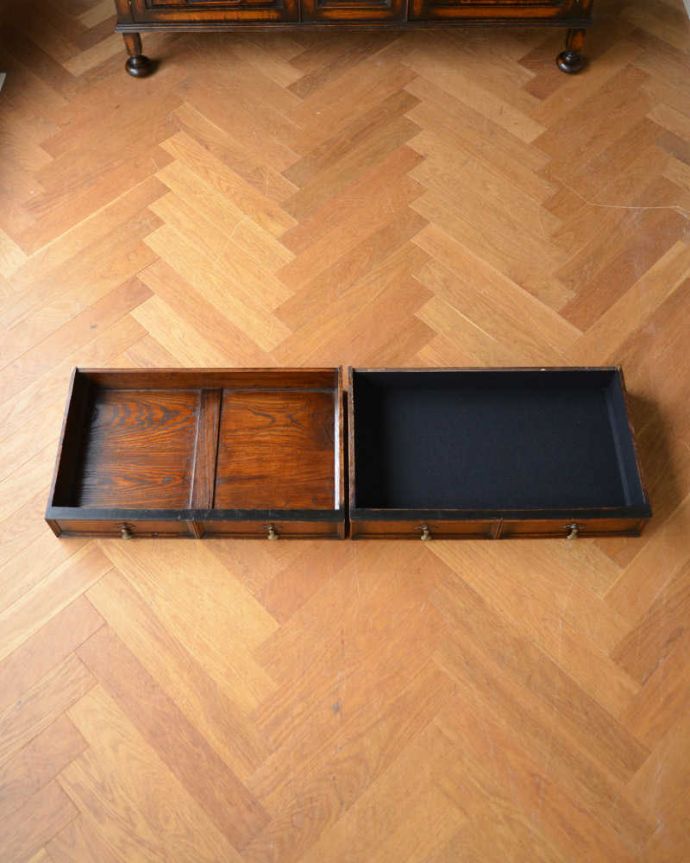 アンティークのキャビネット　アンティーク家具　英国ならではの重厚感のあるアンティーク家具、オーク材のミラーバックサイドボード。もちろん引き出しの中もキレイに修復しましたもともとシルバーのカトラリーなどを入れて収納していた引き出し。(q-1490-f)