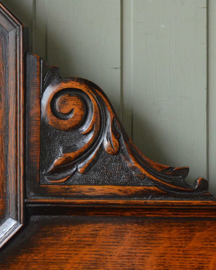 アンティークのキャビネット　アンティーク家具　英国ならではの重厚感のあるアンティーク家具、オーク材のミラーバックサイドボード。至る所に繊細な彫いろんな彫のデザインがありますが、個人的に美しいと思える女性らしく優雅なデザインを選んできました。(q-1490-f)