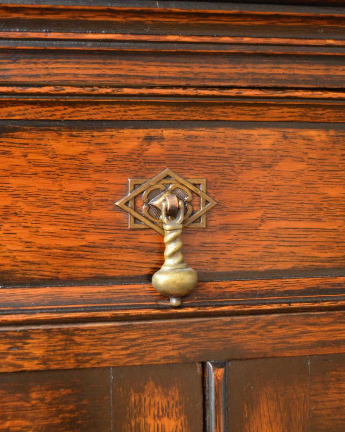 アンティークのキャビネット　アンティーク家具　英国ならではの重厚感のあるアンティーク家具、オーク材のミラーバックサイドボード。開けるたびに、ワクワクしちゃう。(q-1490-f)