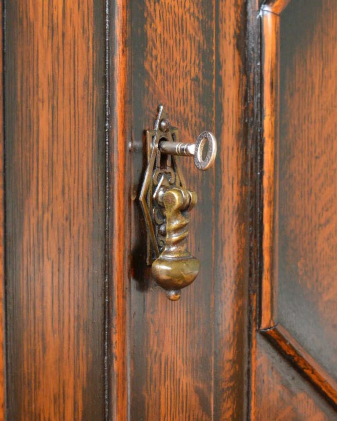 アンティークのキャビネット　アンティーク家具　英国ならではの重厚感のあるアンティーク家具、オーク材のミラーバックサイドボード。小さなパーツにもこだわりが取っ手だけを見ても現代の家具より質感がいいのがわかります。(q-1490-f)