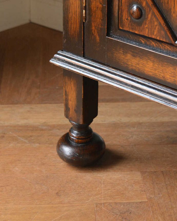 アンティークのキャビネット　アンティーク家具　英国ならではの重厚感のあるアンティーク家具、オーク材のミラーバックサイドボード。女性でも運べちゃう理由は･･･Handleのアンティークは、脚の裏にフェルトキーパーをお付けしていますので、重い家具でも床を滑らせれて移動する事が出来ます。(q-1490-f)