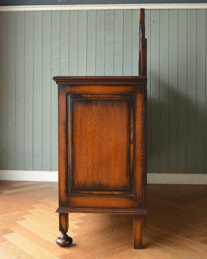 アンティークのキャビネット　アンティーク家具　英国ならではの重厚感のあるアンティーク家具、オーク材のミラーバックサイドボード。横から見た姿もステキ横から見てみるとこんな感じです。(q-1490-f)