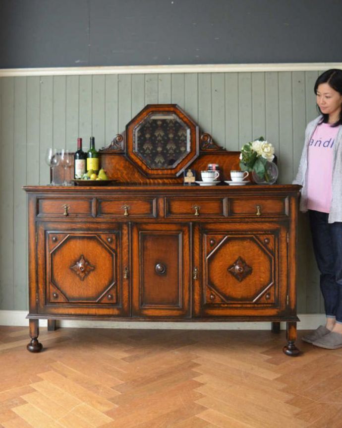 アンティークのキャビネット　アンティーク家具　英国ならではの重厚感のあるアンティーク家具、オーク材のミラーバックサイドボード。鏡がキラっと輝くサイドボード光を取り込んでキラキラ輝くミラーは、まだ電気が発達していなかった時代に太陽や蝋燭の灯りを反射させて部屋を明るくするために付けられたもの。(q-1490-f)