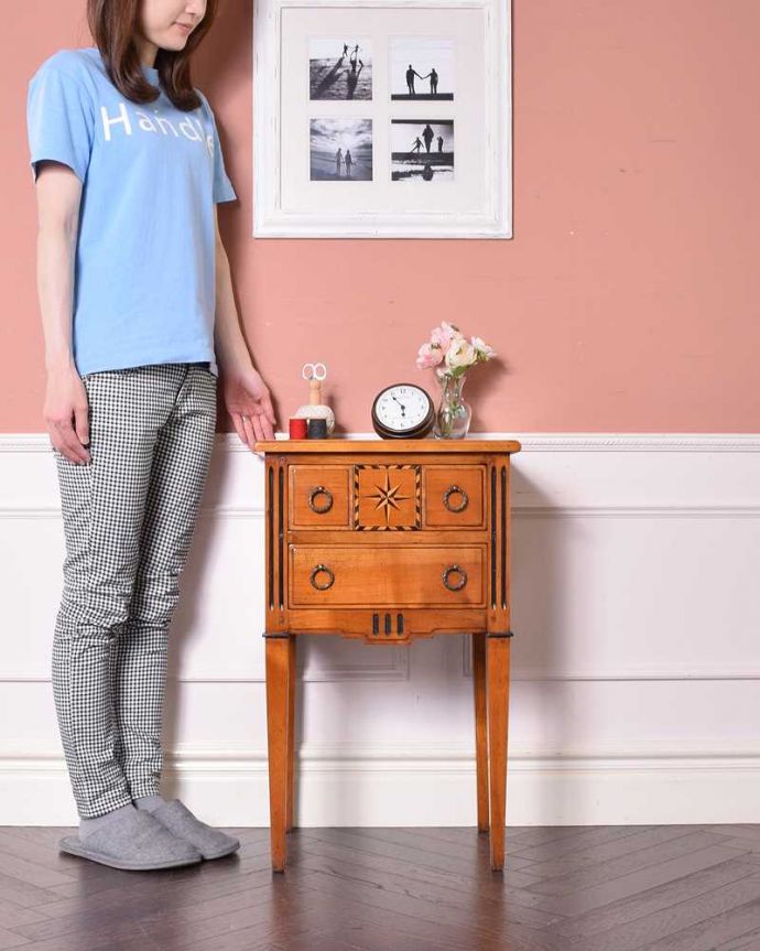 アンティークのチェスト　アンティーク家具　ウォルナット材で造られたベットサイドチェスト、アンティークのイギリス家具。小さくても一人前。(q-1491-f)