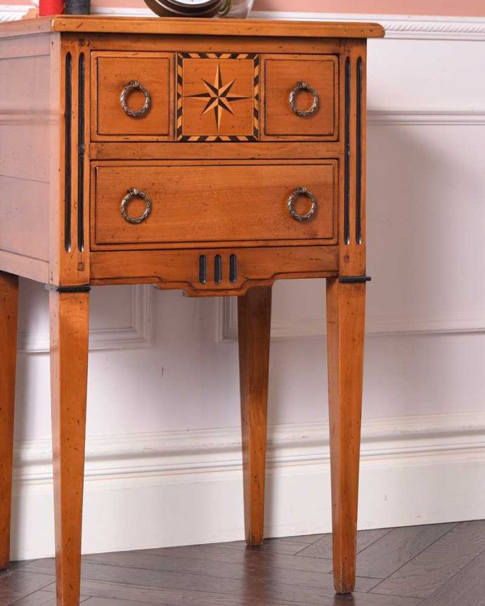 アンティークのチェスト　アンティーク家具　ウォルナット材で造られたベットサイドチェスト、アンティークのイギリス家具。木目で勝負！アンティークだから手に入る素材のよさシンプルなデザインなのに惹きつけられちゃう一番の魅力は、やはり使われている素材。(q-1491-f)