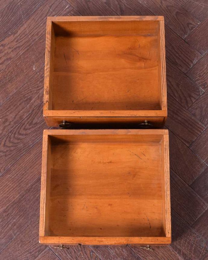 アンティークのチェスト　アンティーク家具　ウォルナット材で造られたベットサイドチェスト、アンティークのイギリス家具。引き出しの中もとってもキレイですチェストで一番きになるのはやはり引き出しの中。(q-1491-f)