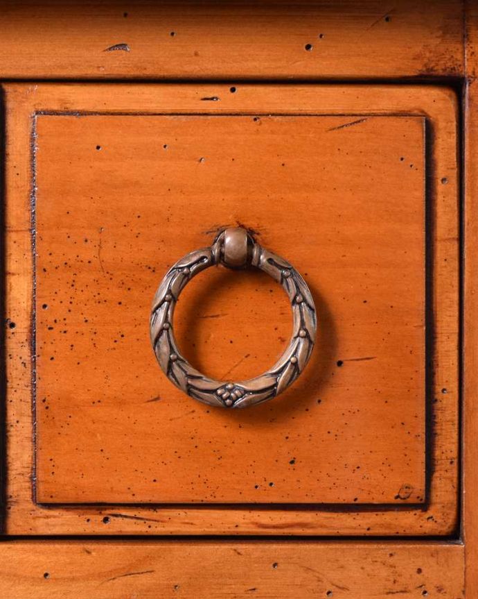 アンティークのチェスト　アンティーク家具　ウォルナット材で造られたベットサイドチェスト、アンティークのイギリス家具。アンティークらしい取っ手取っ手のデザインまで高級感があるアンティーク家具。(q-1491-f)