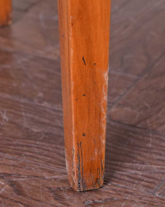 アンティークのチェスト　アンティーク家具　ウォルナット材で造られたベットサイドチェスト、アンティークのイギリス家具。女性1人でラクラク運べちゃう仕掛けHandleのアンティーク家具は、脚の裏にフェルトキーパーをお付けしています。(q-1491-f)