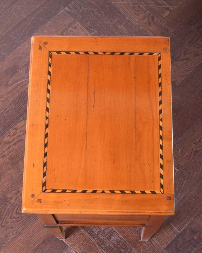 アンティークのチェスト　アンティーク家具　ウォルナット材で造られたベットサイドチェスト、アンティークのイギリス家具。ピカピカに仕上げましたベッドやソファの横でモノを置いて使えるように、修復する時、天板の塗装もキレイに仕上げました。(q-1491-f)