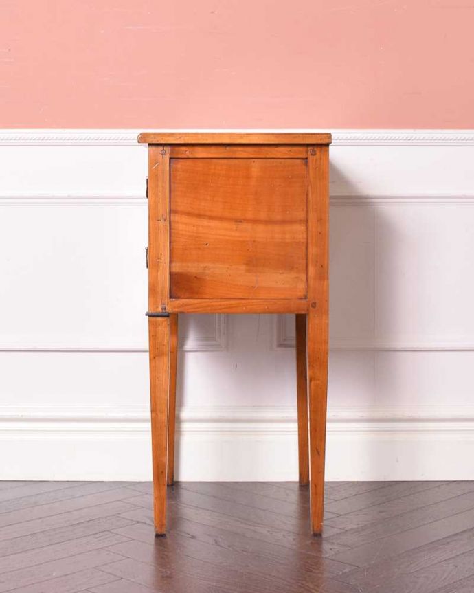 アンティークのチェスト　アンティーク家具　ウォルナット材で造られたベットサイドチェスト、アンティークのイギリス家具。横から見てもキレイですもちろん、横顔だってキレイ！どこから見ても絵になります。(q-1491-f)