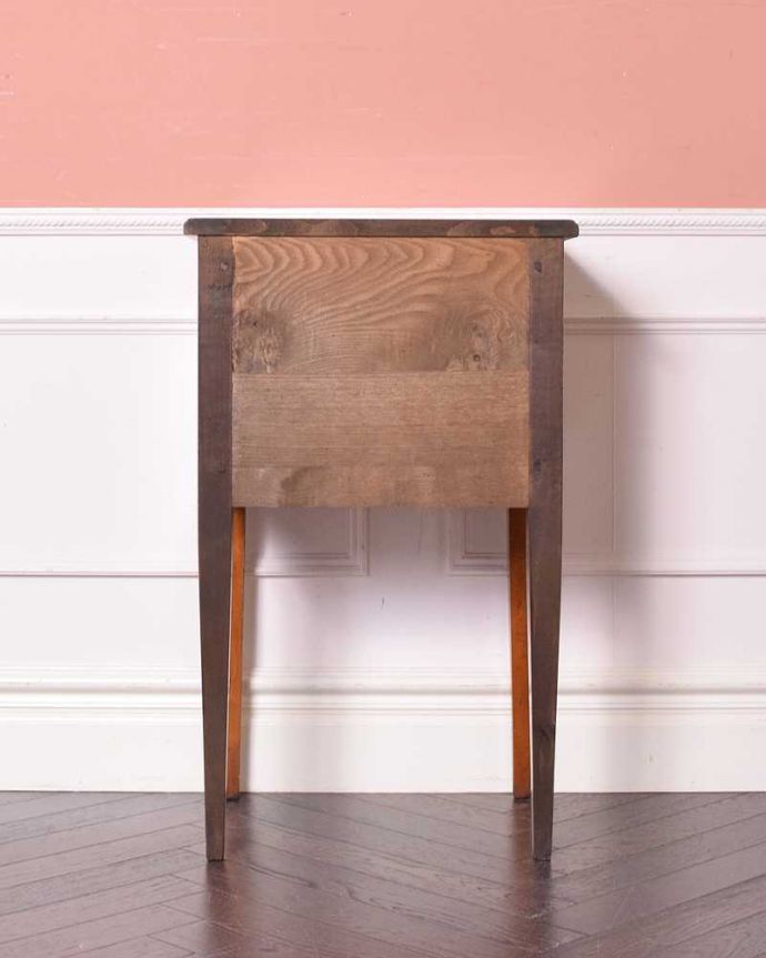 アンティークのチェスト　アンティーク家具　ウォルナット材で造られたベットサイドチェスト、アンティークのイギリス家具。後ろ姿も見て下さいアンティークは新品ではないので、もちろん経年変化によるキズはありますが、専門の職人が修復しました。(q-1491-f)